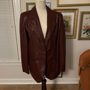 Etienne Aigner Vintage leather blazer, size 10
Perfect! Just Swap sleeve button